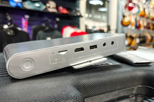 PIQS - Android LED Projector 16:9/1080p with Stand 2